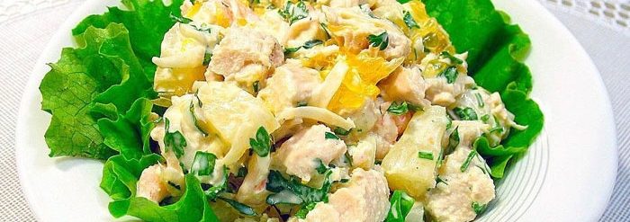 Салат с куриной грудкой и ананасами